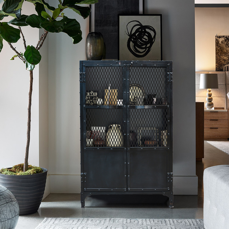 meble industrialne - loftowa siatkowa witryna