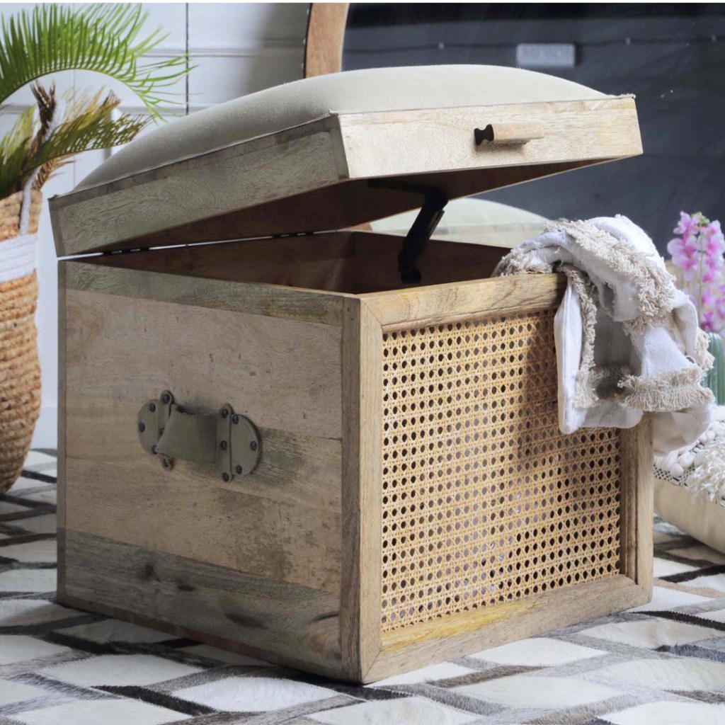 meble loftowe pufa tapicerowane z jasnego naturalnego drewna mango