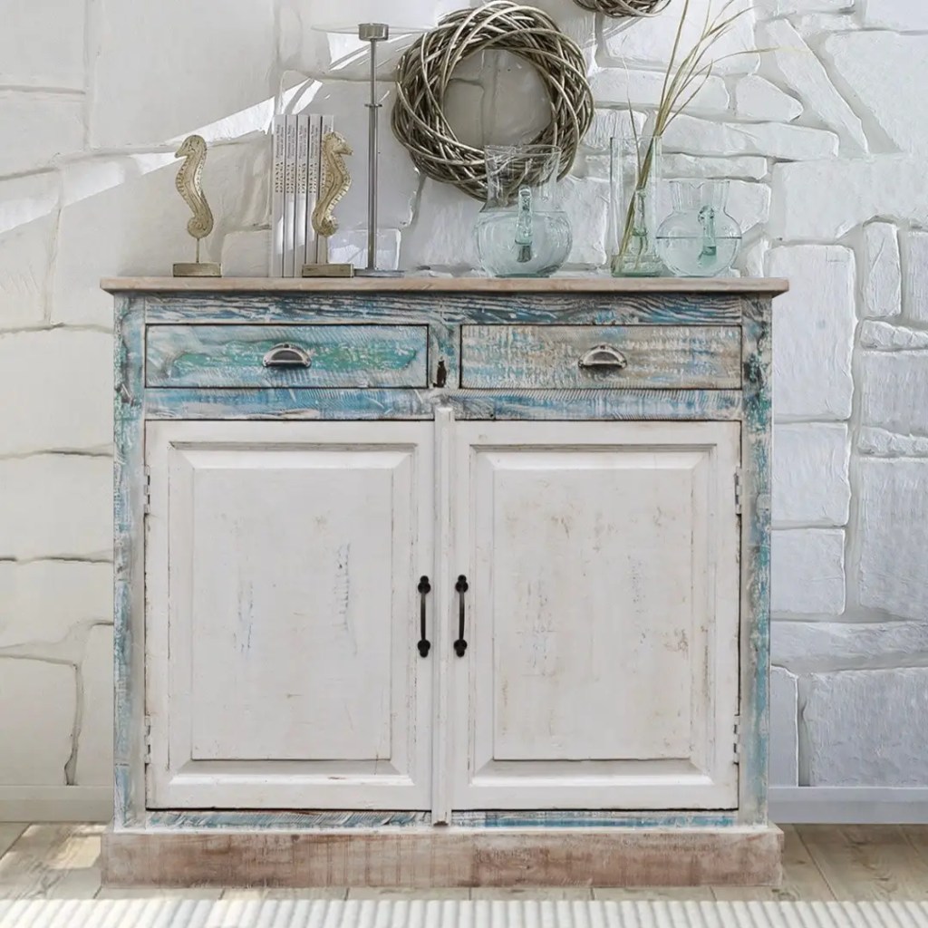 Komoda drewniana FRANKY w stylu cottage – bielona, z niebieskimi przetarciami, idealna do wnętrz rustykalnych i nadmorskich