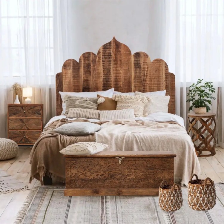 Meble orientalne i indyjskie z rzeźbionym drewnem mango – boho sypialnia z łóżkiem, skrzynią i szafkami