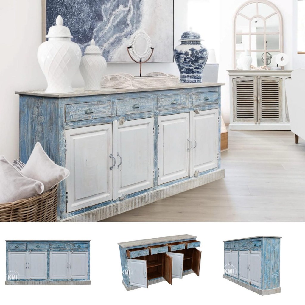 Duża przecierana komoda indyjska z drewna mango w stylu boho, z białymi i niebieskimi frontami, stojąca w jasnym wnętrzu.