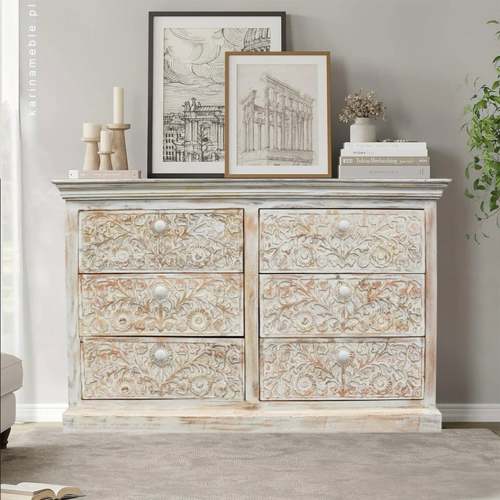 Biała drewniana komoda indyjska z sześcioma rzeźbionymi szufladami, ozdobiona detalami kwiatowymi i postarzanym wykończeniem w stylu vintage. Idealna do wnętrz w stylu boho, orientalnym lub shabby chic.