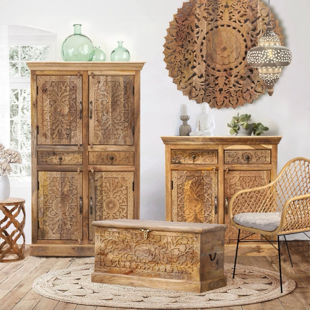 Ręcznie rzeźbione meble z drewna mango z kolekcji SAFFRON w orientalnym stylu – szafa, komoda i skrzynia w jasnym, naturalnym wnętrzu