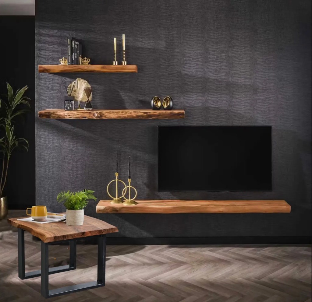 Półka loftowa ORGANIC z litego drewna 120 cm w nowoczesnym, ciemnym wnętrzu z TV i metalową stolikiem.