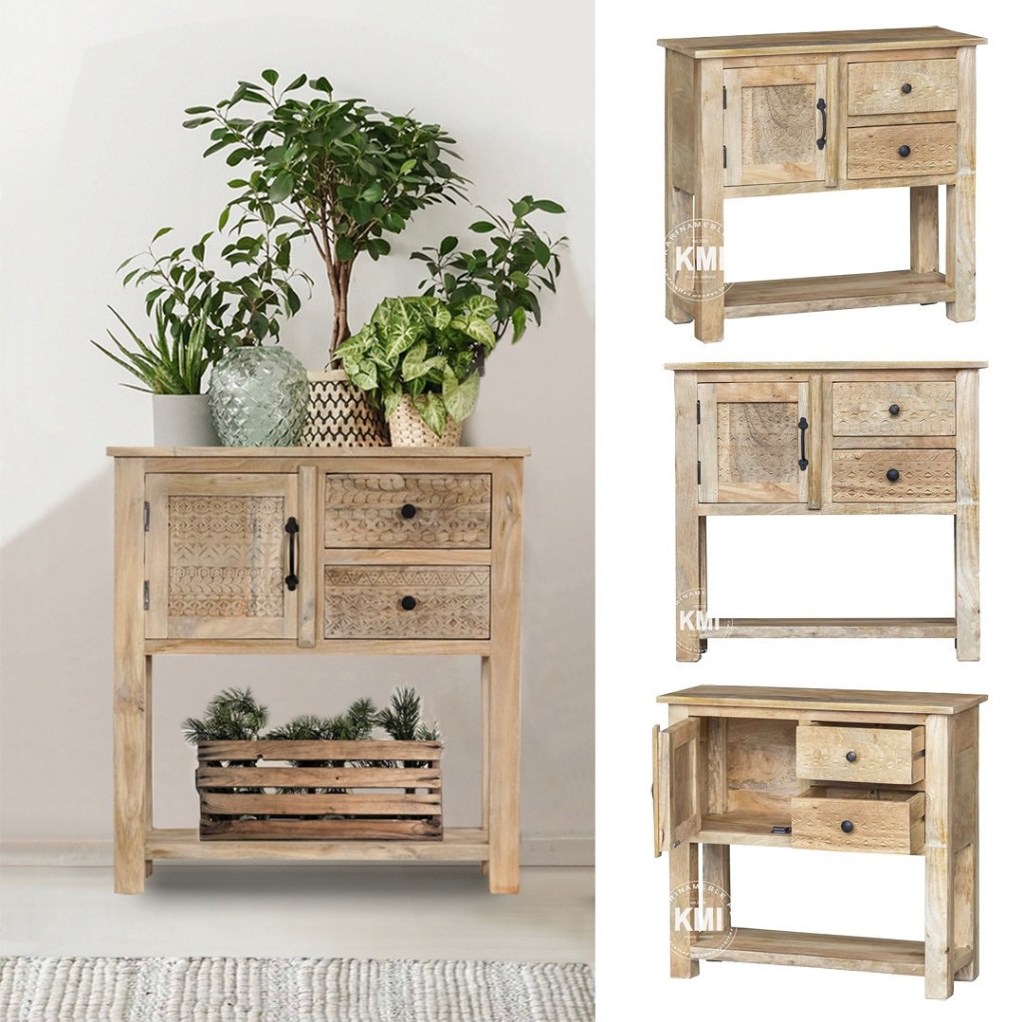 Drewniana konsola MONSOON w stylu boho z dwiema szufladami, szafką i półką dolną, wykonana z jasnego drewna mango, ręcznie rzeźbiona, ustawiona w jasnym wnętrzu.