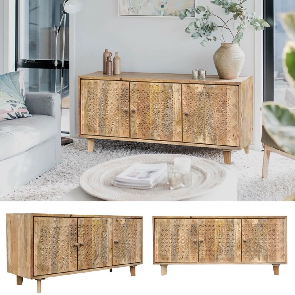 Drewniana komoda BOHO CHIC z litego mango, z ręcznie rzeźbionymi frontami w geometryczne wzory, ustawiona w jasnym salonie w stylu boho.