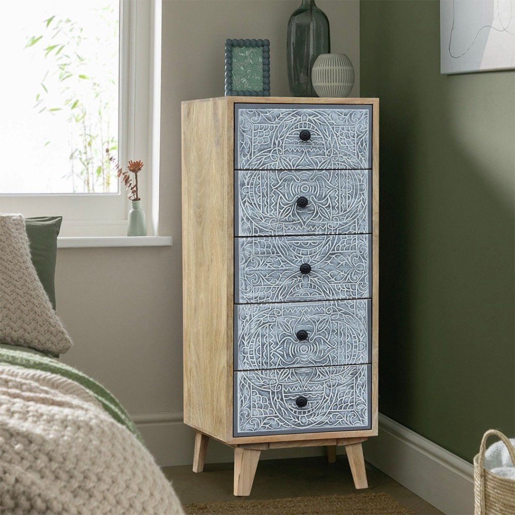 Drewniana komoda LUMI w stylu boho z pięcioma rzeźbionymi szufladami, wykonana z naturalnego drewna mango, dostępna w sklepie Karina Meble w Jankach