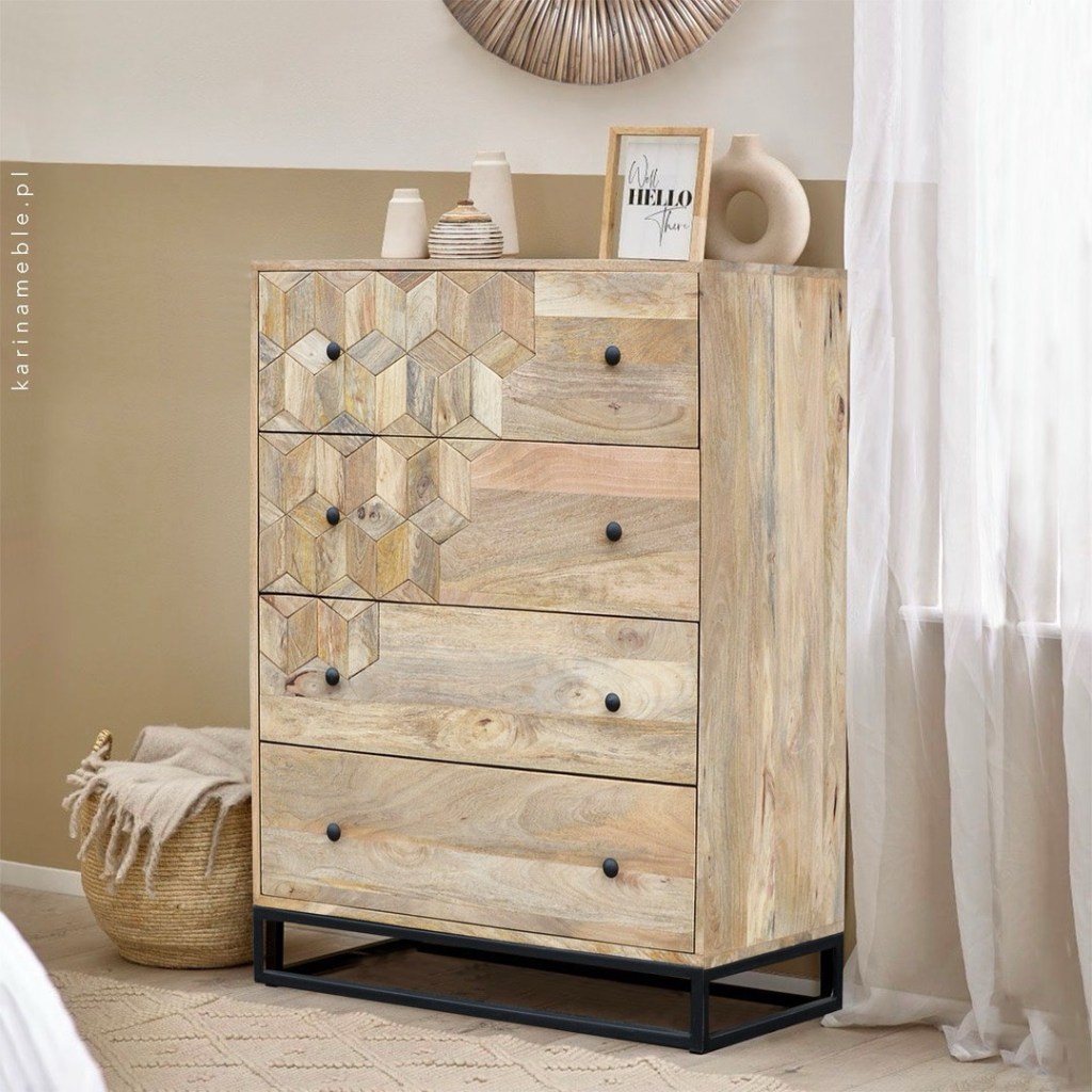 Drewniana komoda HEXO z litego drewna mango z geometrycznym wzorem na frontach i metalowymi nogami – meble loftowe, boho, industrialne od Karina Meble