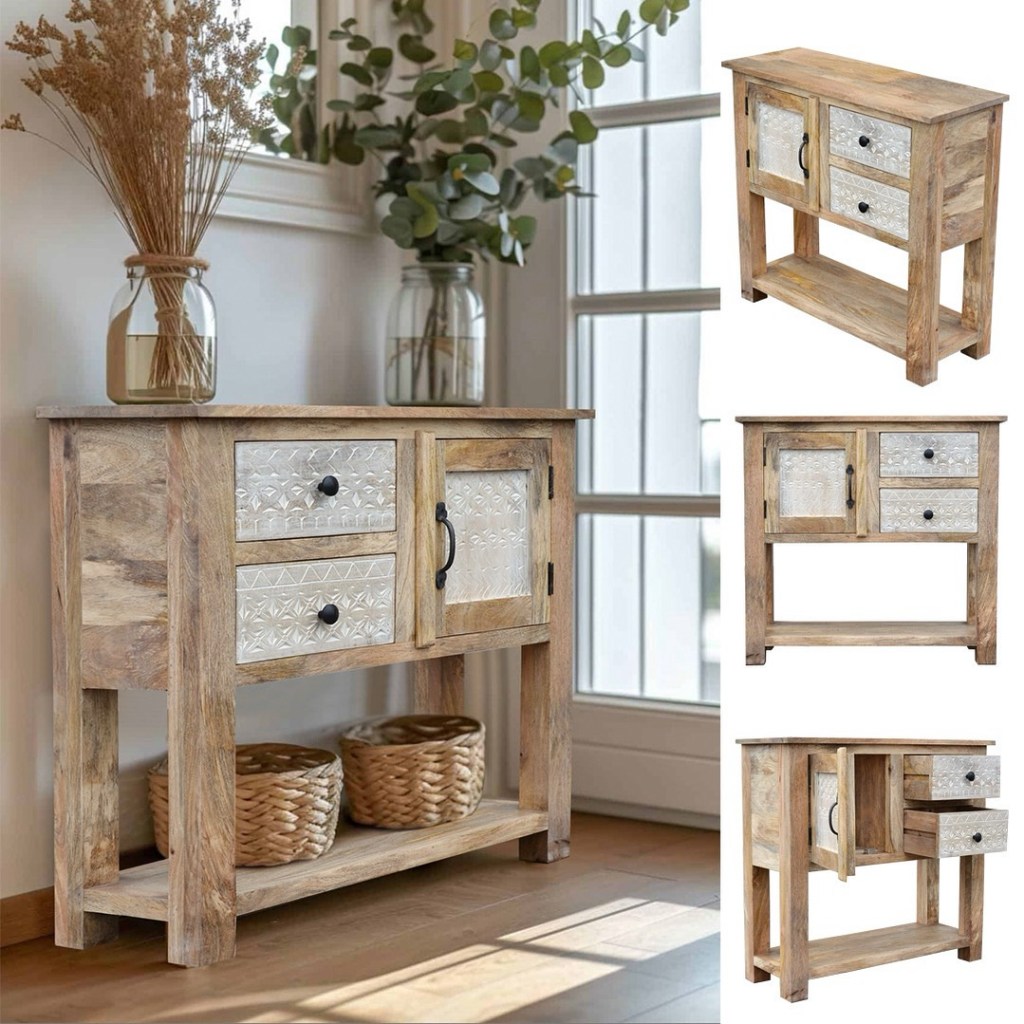 Konsola MONSOON z litego drewna mango w stylu boho, z bielonymi, ręcznie rzeźbionymi frontami, dwiema szufladami, szafką i dolną półką, ustawiona w jasnym wnętrzu z naturalnymi dekoracjami.