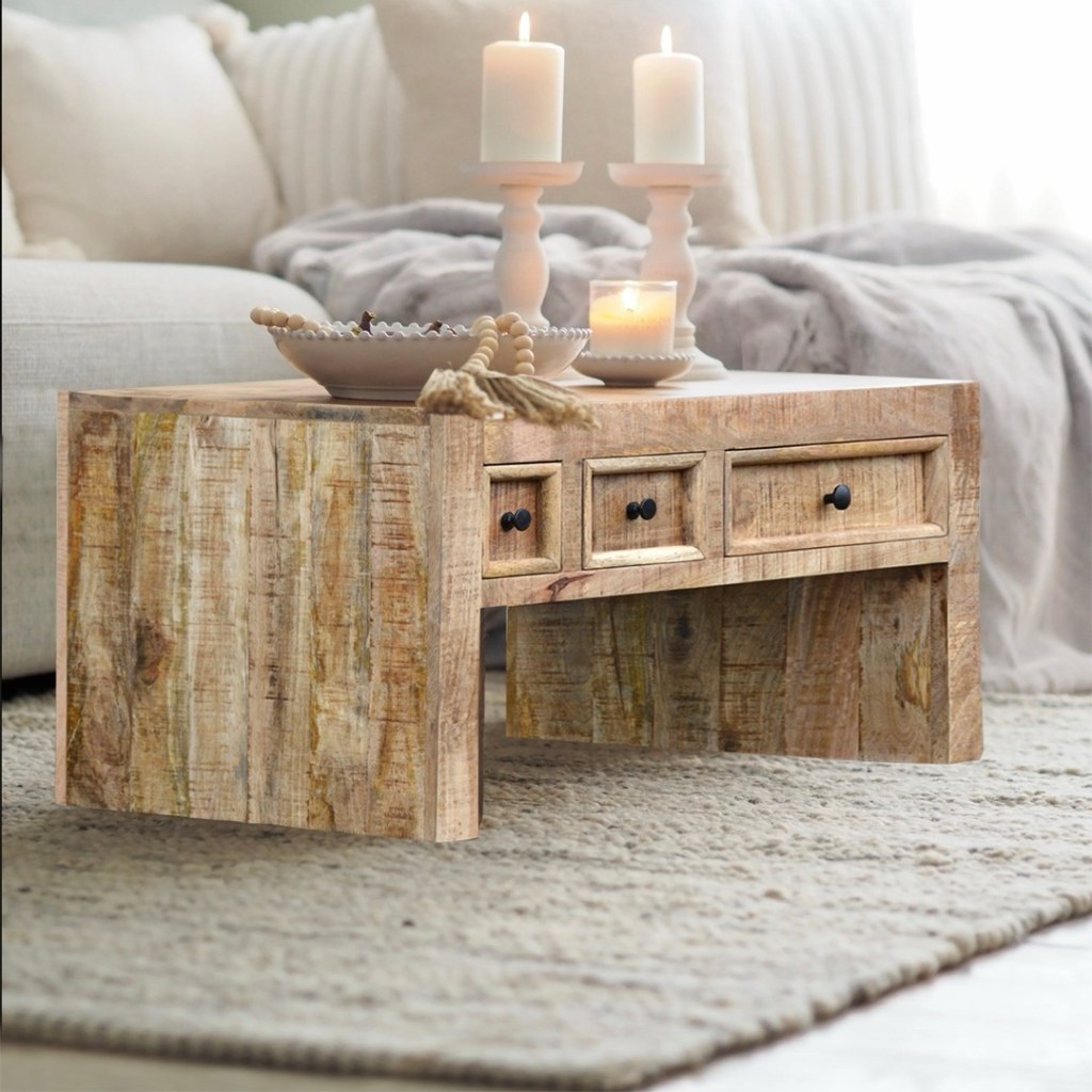 Drewniany stolik kawowy z szufladami z litego drewna mango w stylu orientalnym – meble indyjskie, styl boho i rustykalny