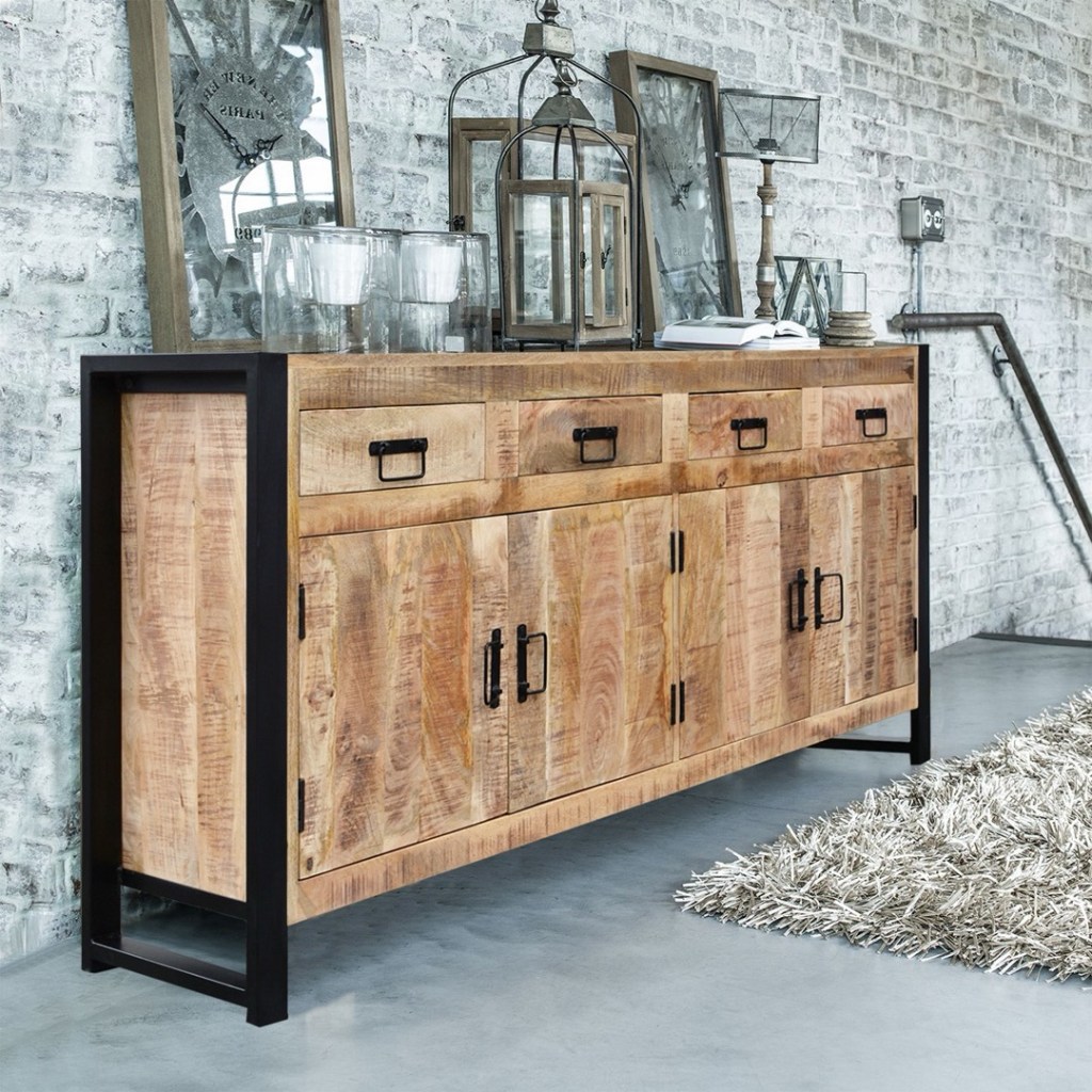 Duża komoda loftowa JUST FOR ME wykonana z litego drewna mango i metalu, z trzema szafkami i czterema szufladami, w stylu industrialnym.