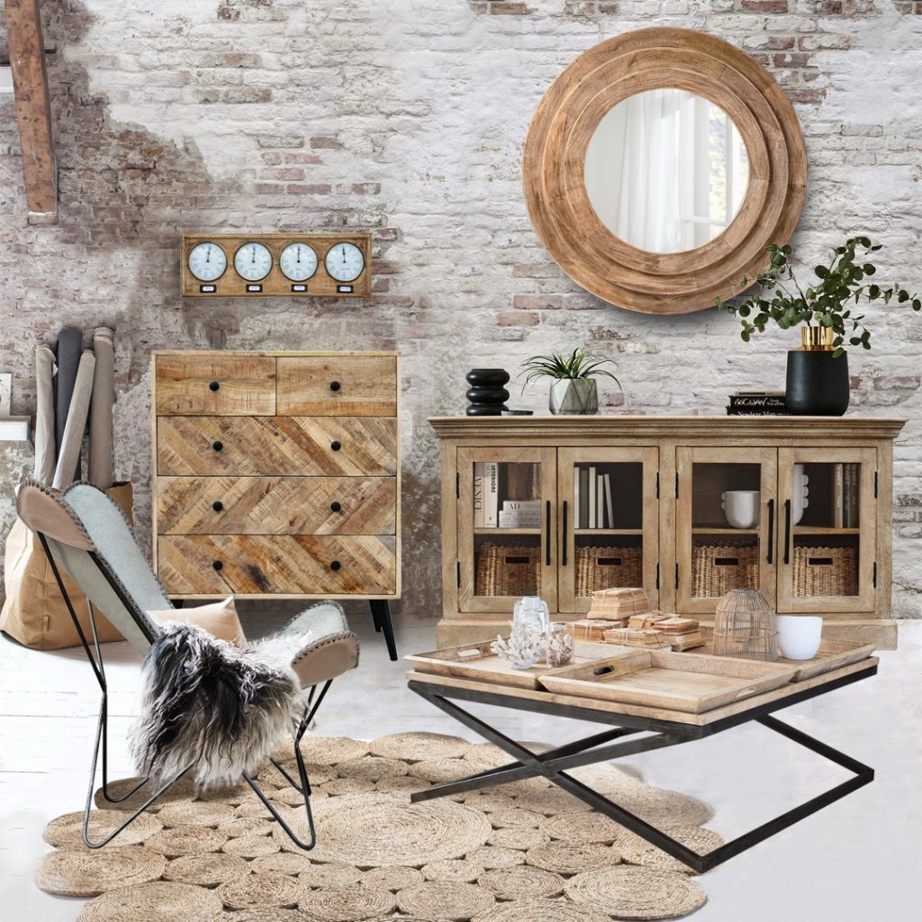 Meble do salonu w stylu boho i loft – drewniana komoda z frontami w jodełkę, stolik kawowy z litego drewna mango na metalowych nogach oraz lustro boho w drewnianej ramie – Karina Meble Janki