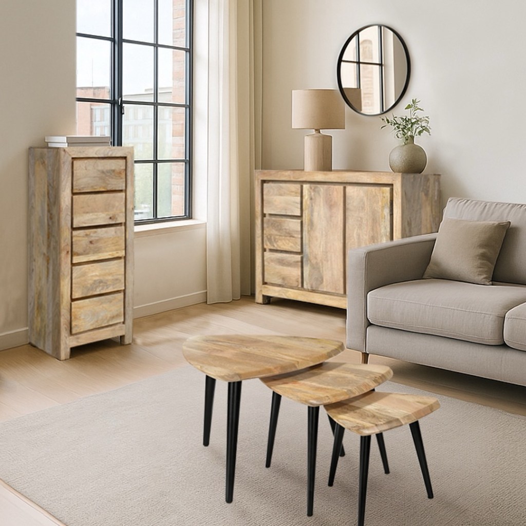 Naturalne meble z litego drewna mango – komoda, szafka i stoliki w stylu loftowym i boho w nowoczesnym salonie.