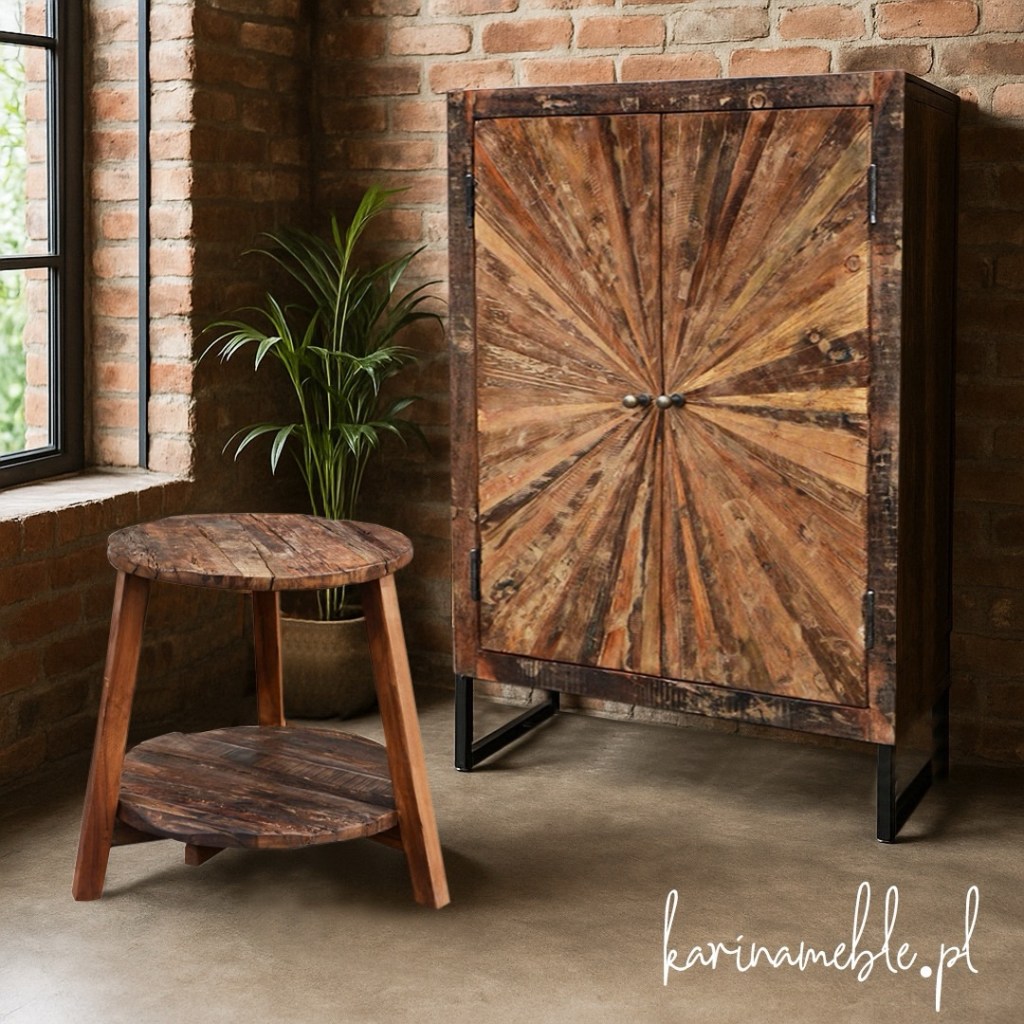 Komoda industrialna ze starego drewna mango z ręcznie układanym wzorem sunburst, w loftowym wnętrzu z ceglanymi ścianami.