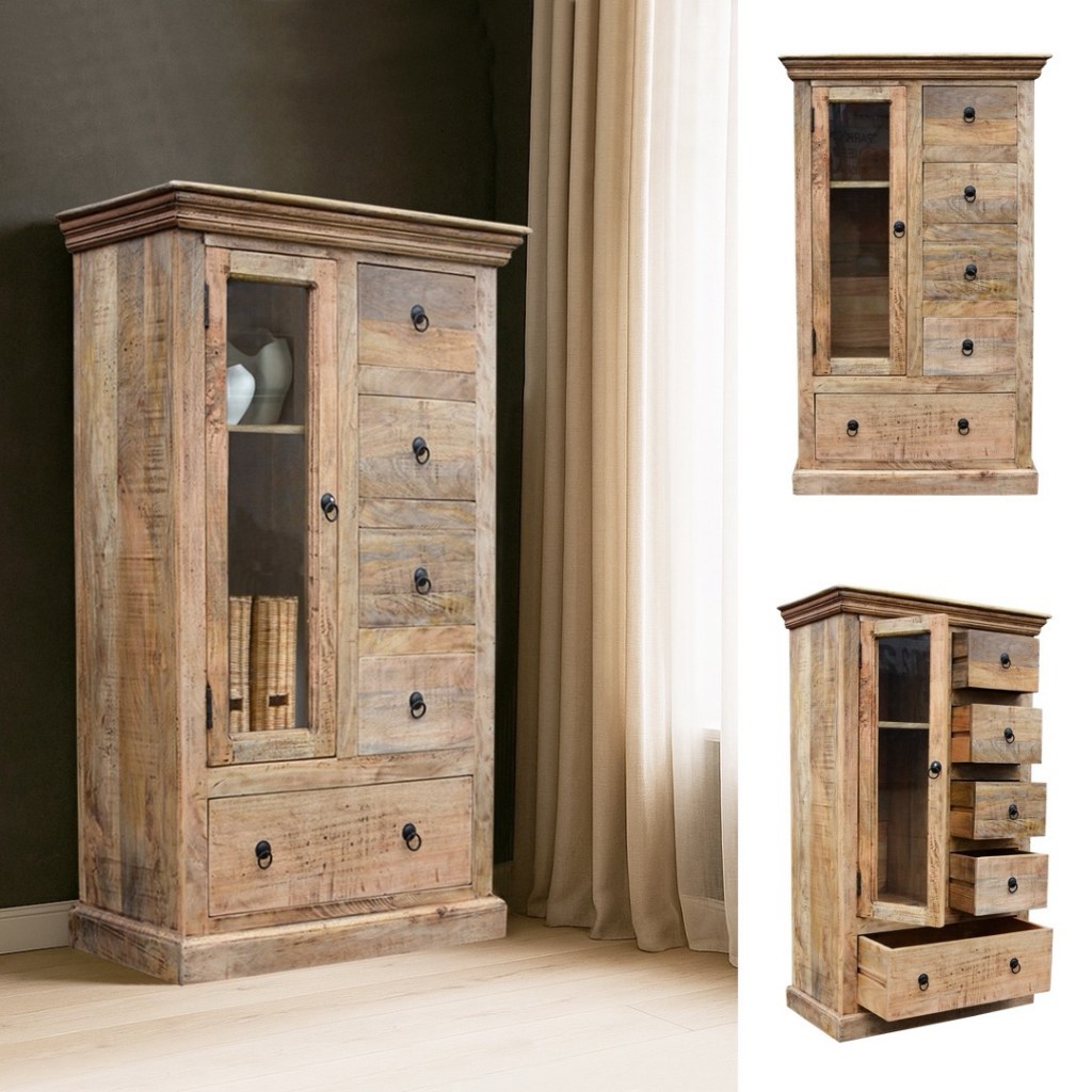 Komoda Milford Village z litego drewna mango, ręcznie wykonana w stylu boho i rustykalnym, z przeszklonymi drzwiczkami i szufladami, idealna do salonu lub sypialni.