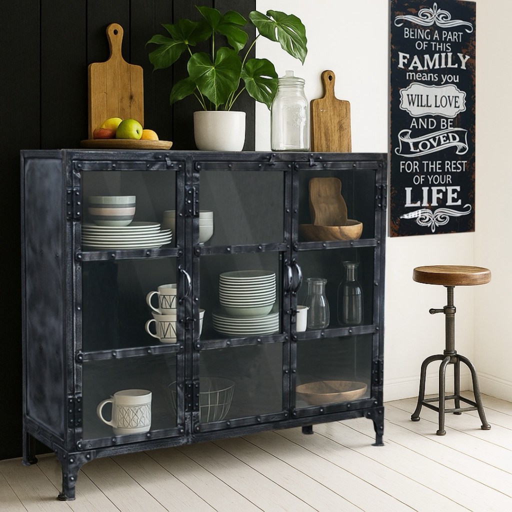 Metalowa witryna loftowa z przeszklonymi drzwiami w industrialnym wnętrzu z czarno-białymi ścianami i stołkiem z metalową podstawą.