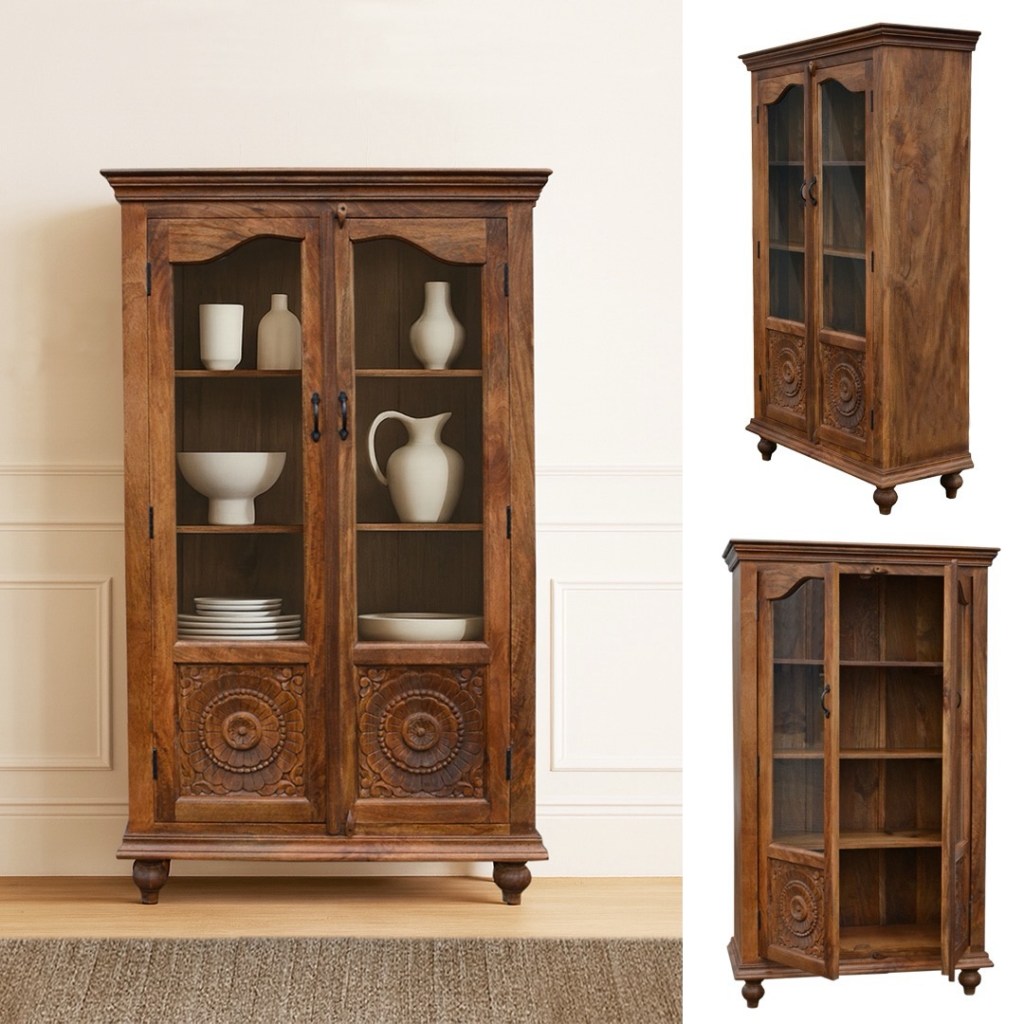 Orientalna witryna PEAR z litego drewna mango, z rzeźbionymi frontami i przeszklonymi drzwiami, ustawiona w klasycznym wnętrzu w stylu indyjskim.