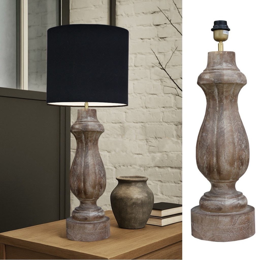 Postarzana drewniana lampa stołowa z czarnym abażurem w stylowym wnętrzu industrialnym – dekoracja na drewnianym biurku z książkami i wazonem.