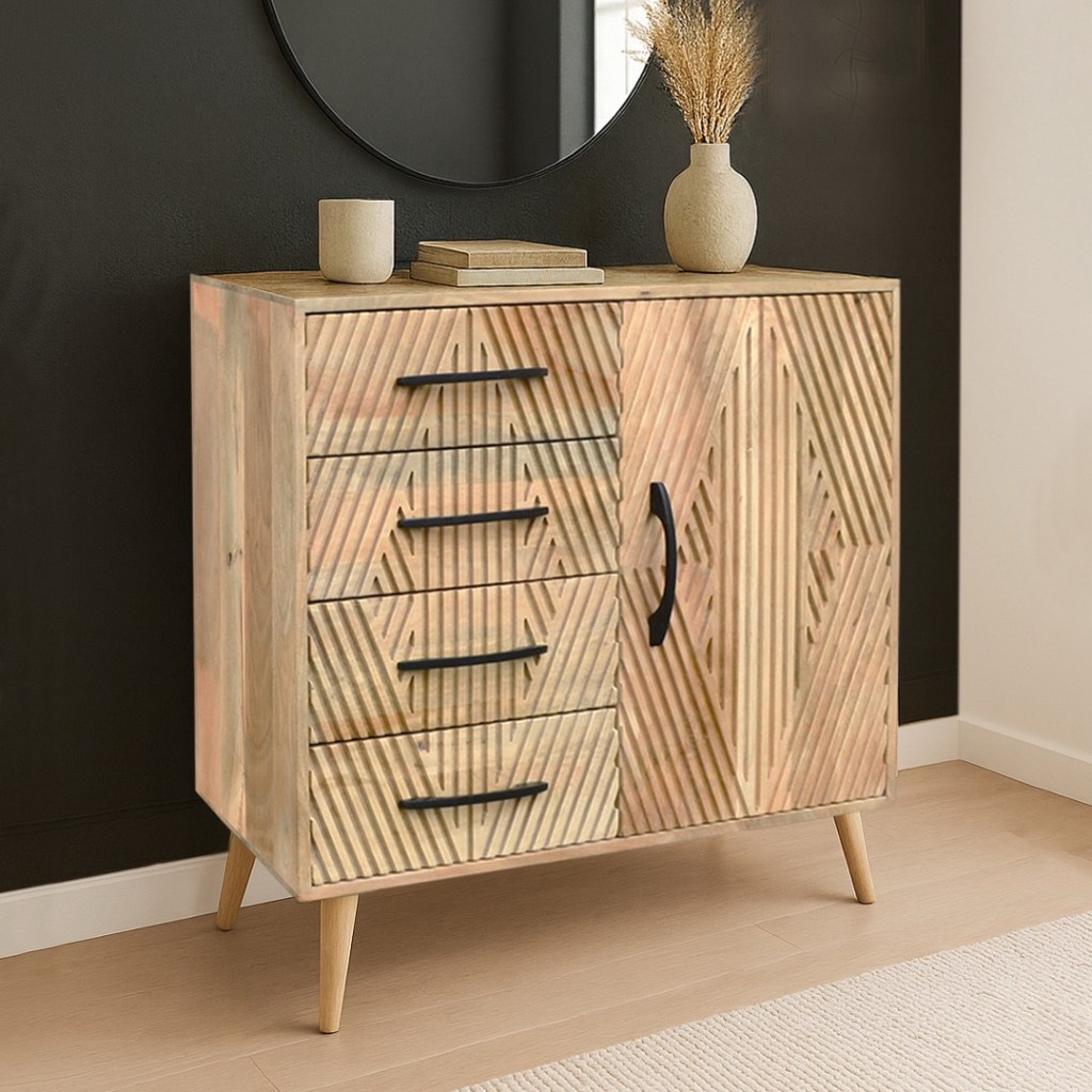 Mała komoda boho z drewna mango z geometrycznymi wzorami, na tle czarnej ściany w nowoczesnym wnętrzu