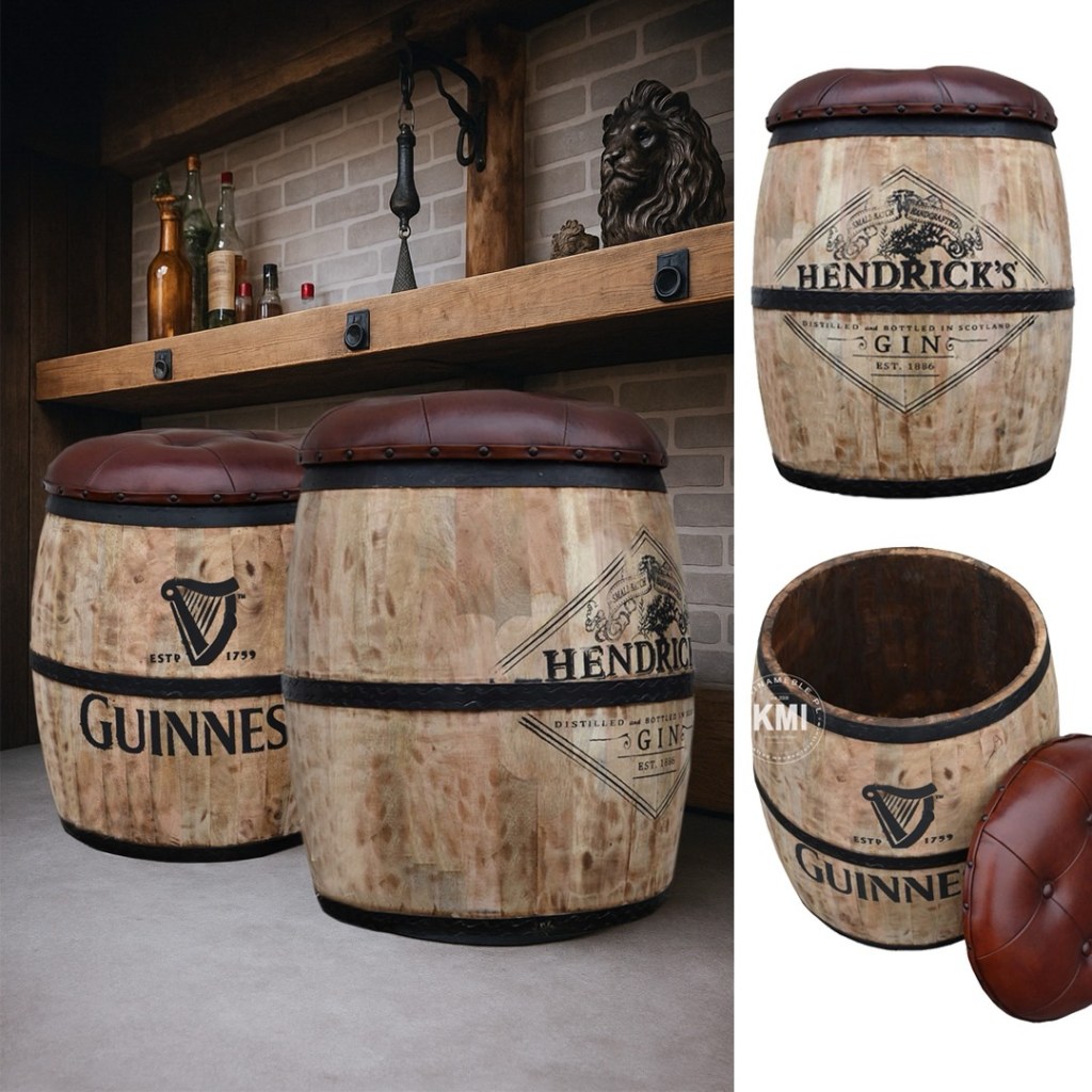 Pufa w kształcie drewnianej beczki z logo Hendrick's Gin. Beczka ma tapicerowane, pikowane siedzisko z brązowej ekoskóry, które jest jednocześnie zdejmowanym wiekiem i skrywa schowek. Mebel w stylu industrialnym.