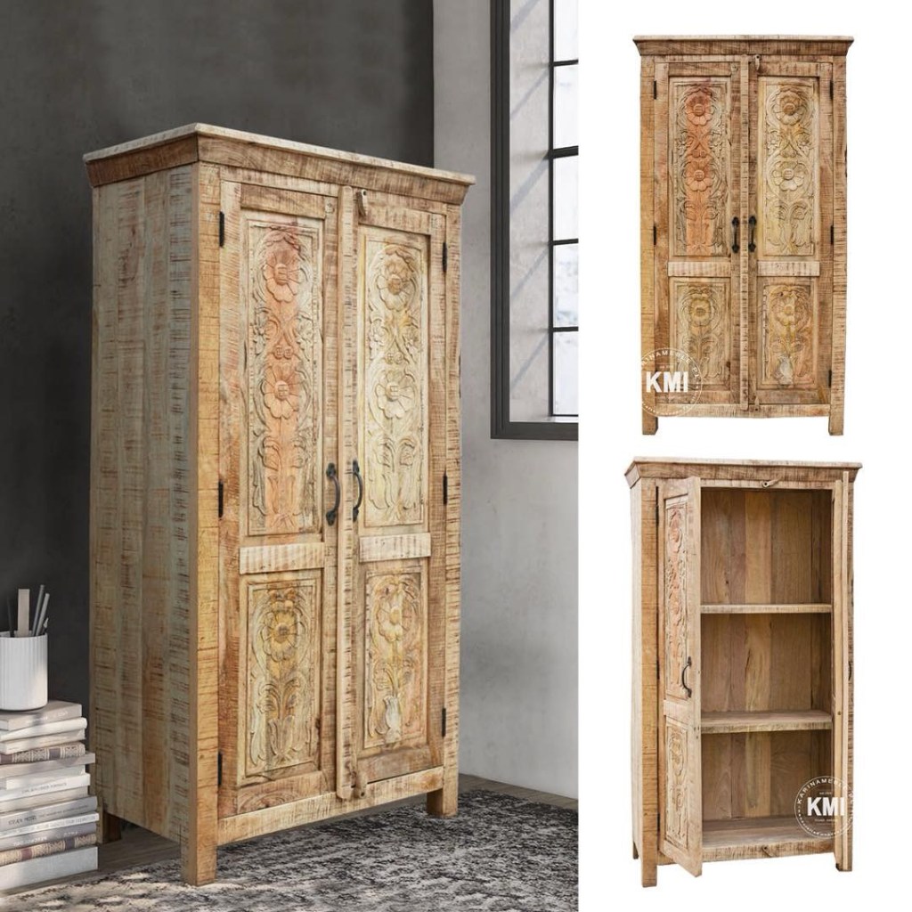 Wysoka, dwudrzwiowa szafa lub bieliźniarka Camille z litego drewna mango. Fronty drzwi są bogato ręcznie rzeźbione w motywy kwiatowe i geometryczne w stylu indyjskim/orientalnym. Mebel ma surowe, jasne wykończenie.