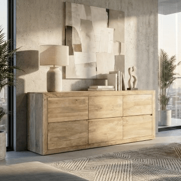 Nowoczesna, niska komoda z jasnego, litego drewna mango o szerokości 175 cm. Mebel ma minimalistyczny design bez uchwytów i stoi w przestronnym salonie z betonową ścianą, oświetlony ciepłym światłem słonecznym.
